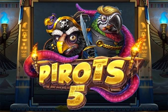 Trittico di carta dorata piegata attorno a Pirots 5 The Rift of Eternity con i frammenti boss dorati, la moneta moltiplicatore, il boss al centro del campo e i quattro uccelli crono-temporali